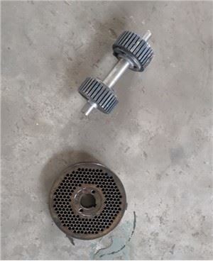 Phụ tùng máy viên ----- một bộ con lăn và khuôn 6mm